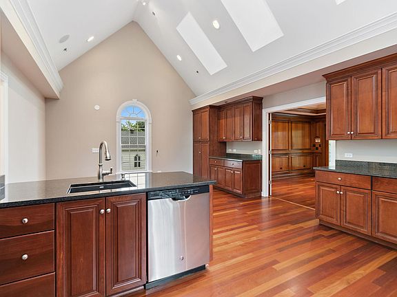 5th image of 311 Walnut Ave #2