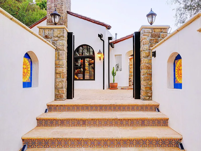 2570 Nichols Canyon Rd — Photo 2
