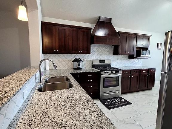 3rd image of 1001 Lakeview Dr