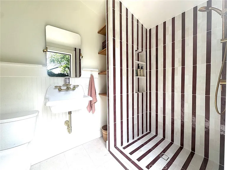 2421 N Heliotrope Dr — Photo 27