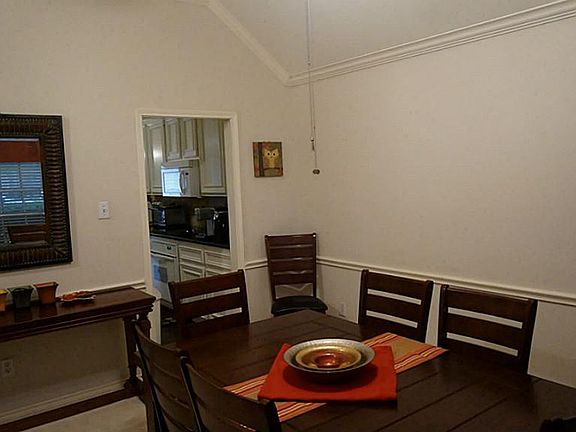 DINING ROOM ALSO BOASTS CROWN MODLING