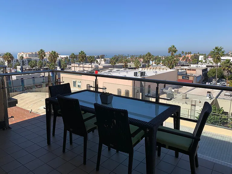 Suite #26 - Premium Split-Level Loft - 1167 sq ft.