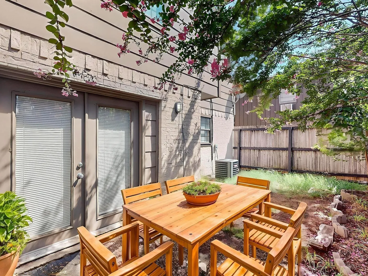 2 bed, 1.5 bath, 1150 sqft, $1,525 — Photo 1