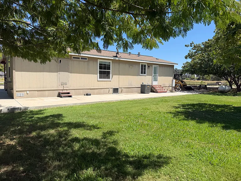 23409 Hamilton Ave — Photo 4