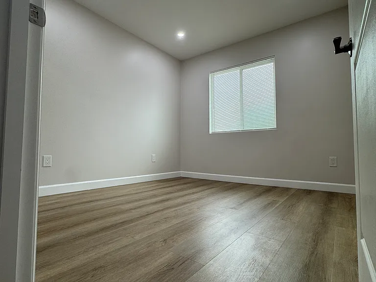 1674 Griffith Park Blvd #5 — Photo 3