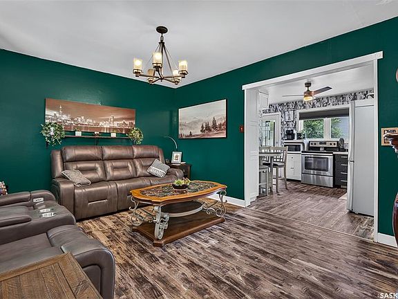 3rd image of 653 Duffield STREET W