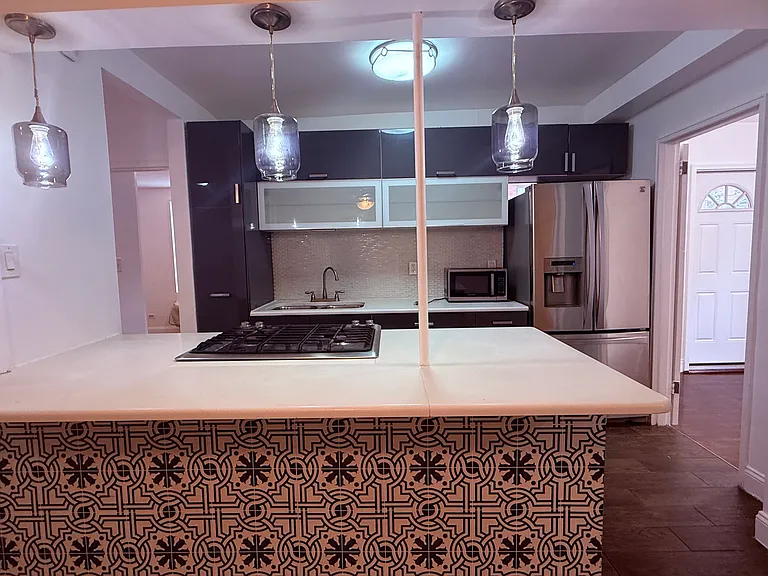 665 Thwaites Pl — Photo 4