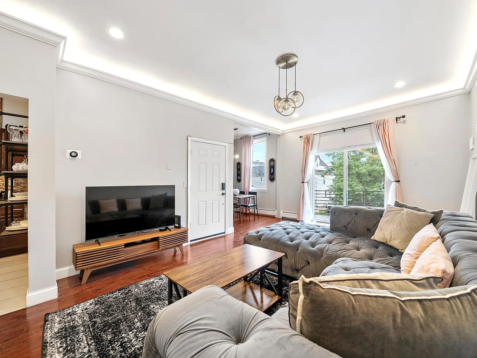 3 bed, 1.0 bath, $3,000 — Photo 2