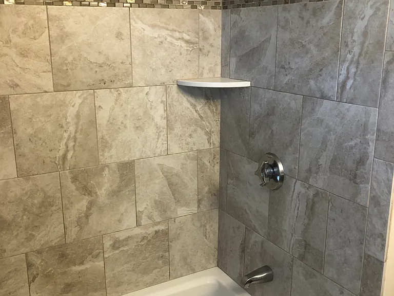 Upstairs full bathroom tiled tub/shower