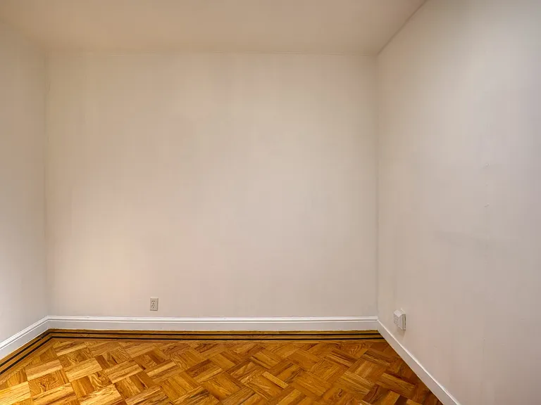 1676 Cayuga Ave — Photo 7