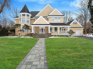 3 Moss Creek Ln, East Patchogue, NY 11772