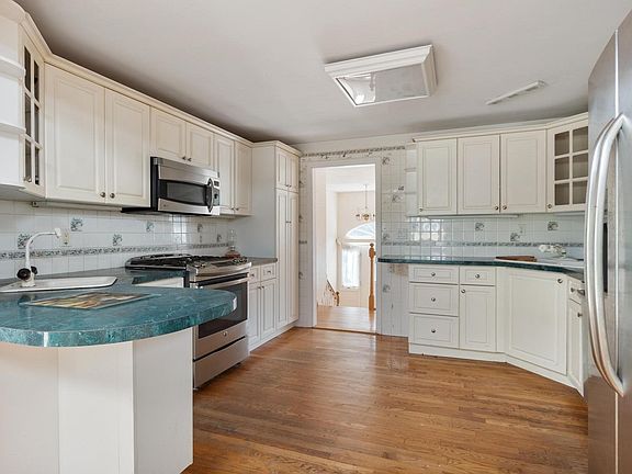 3rd image of 30 Shagbark Rd