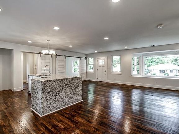 4th image of 1110 Lindridge Dr NE