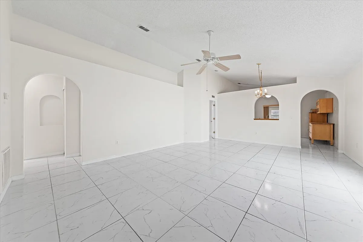 3 bed, 1292 sqft, $2,000 — Photo 2