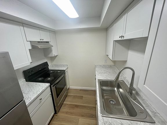 3rd image of 300 Gunn Ave #4