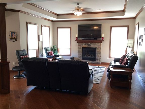 5th image of 414 Stillwater Dr