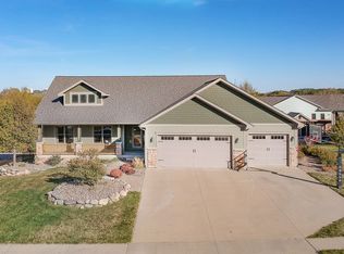 612 Spring Valley Ln, Pella, IA 50219