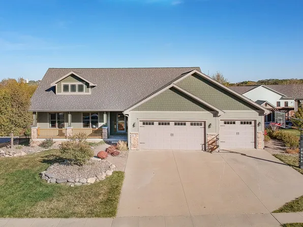 612 Spring Valley Ln, Pella, IA 50219