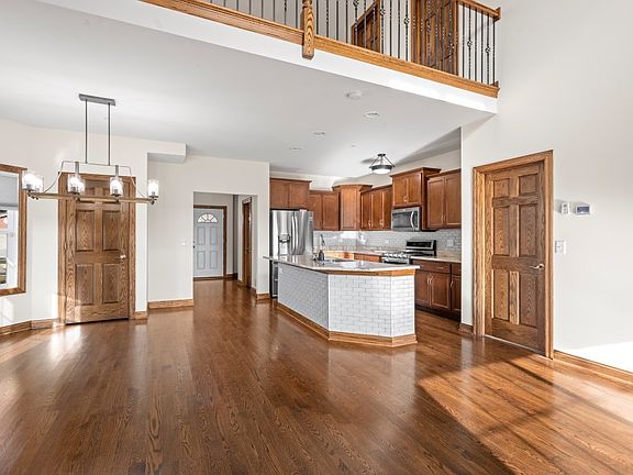 3rd image of 9351 Parkwood Ln