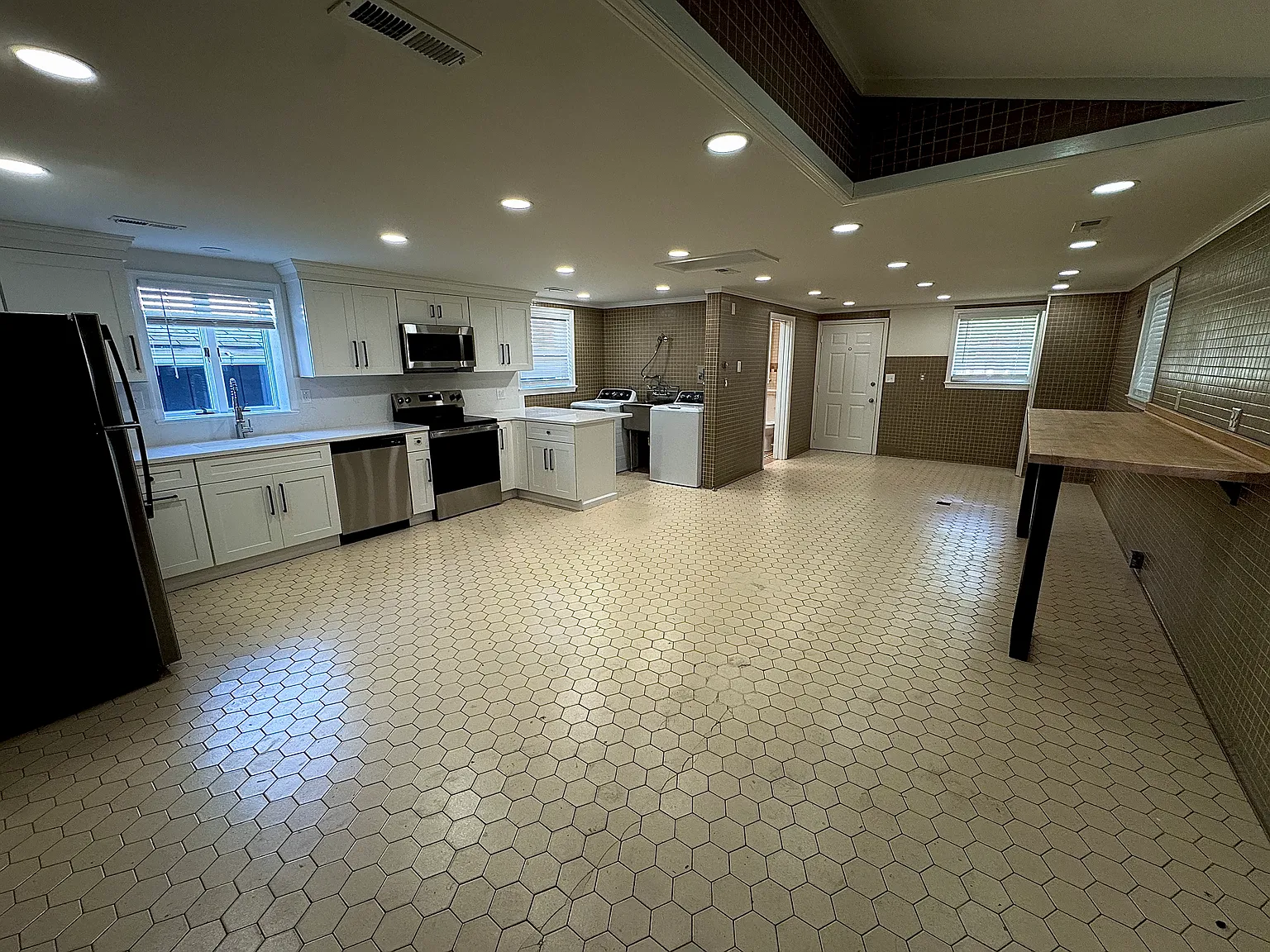 2 bed, 1960 sqft, $2,050 — Photo 3