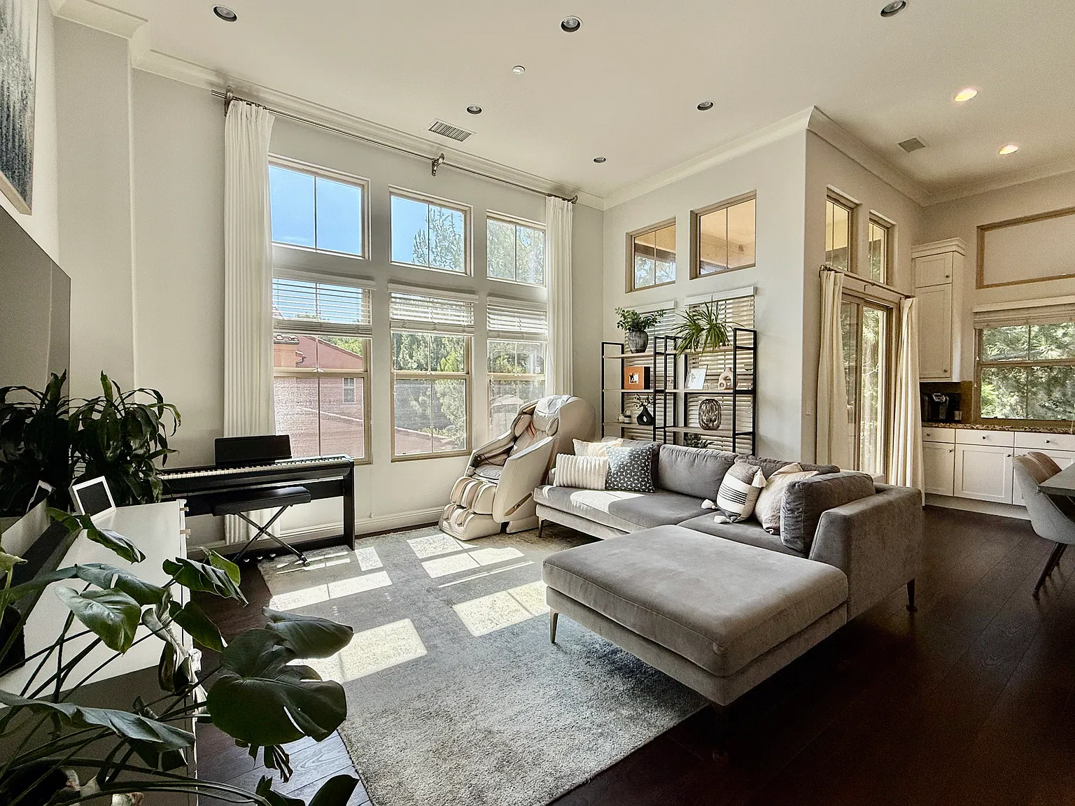 2 bed, 1378 sqft, $4,300 — Photo 2