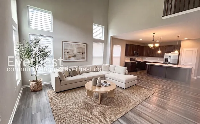3 bed, 3.0 bath, 1940 sqft, $2,895 — Photo 2