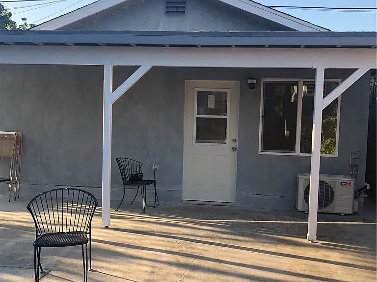 3616 W Victory Blvd — Photo 1