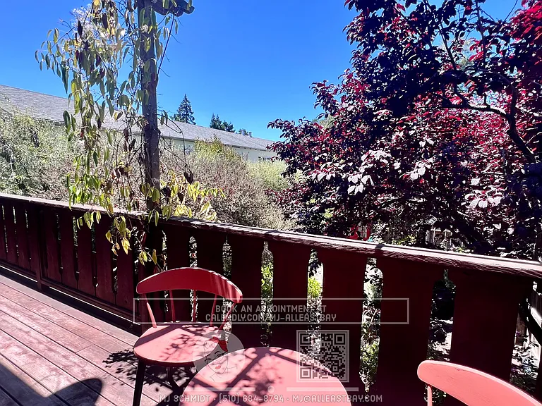 Large top floor 3 bedroom fully furnished walking distance to UC Berkeley Campus! — Photo 17