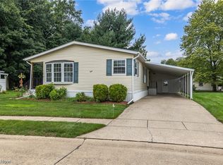 8 Jessica Ln, Olmsted Falls, OH 44138