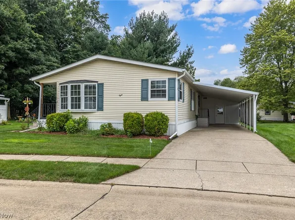 8 Jessica Ln, Olmsted Falls, OH 44138