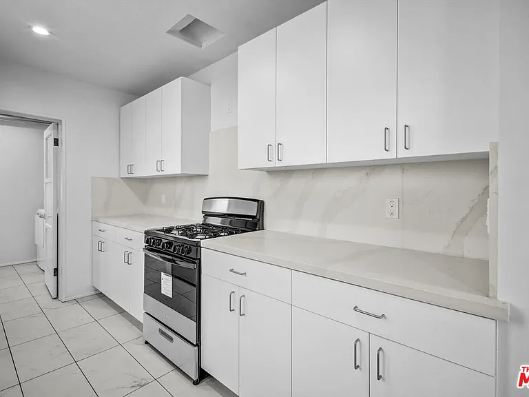207 S Reeves Dr — Photo 9