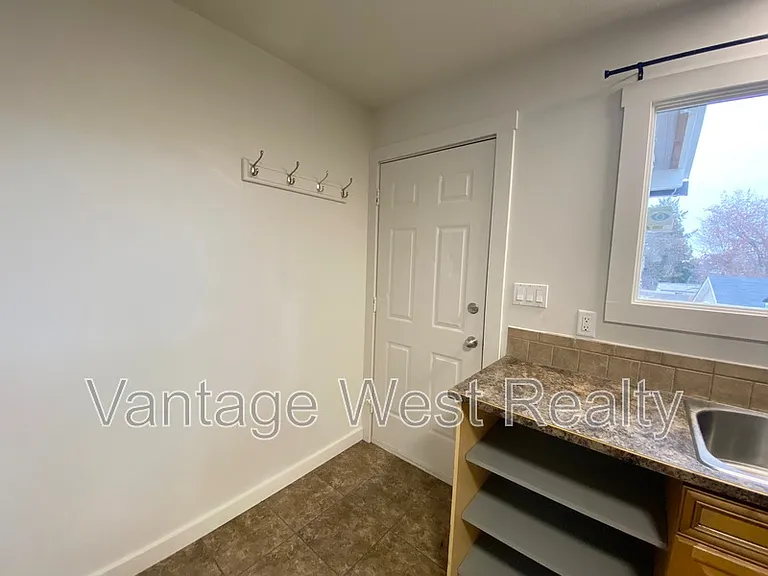 630 Belgo Rd #D — Photo 9