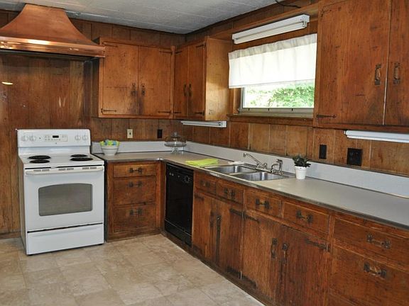 3rd image of 556 Dogwood Dr