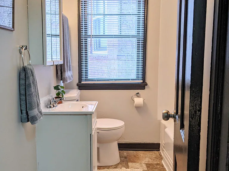 1104 S 32nd St — Photo 32