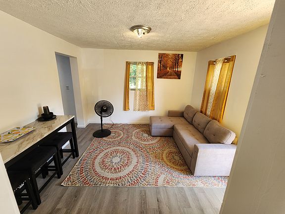 5th image of 913-915-917 Peasley St NE #919-915