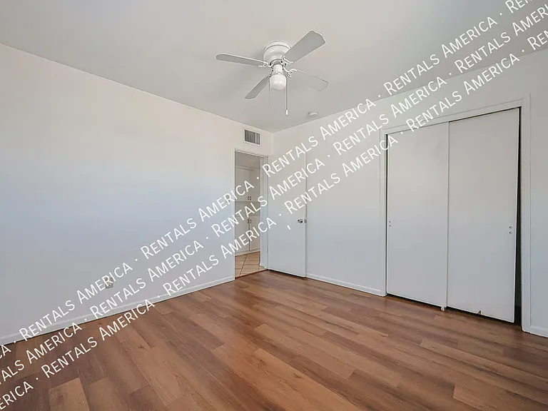 2114 W Myrtle Ave — Photo 13