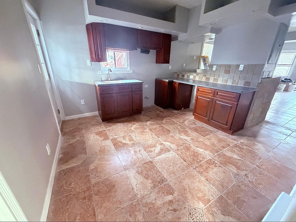 1st image of 163 Jasper St Floor 2