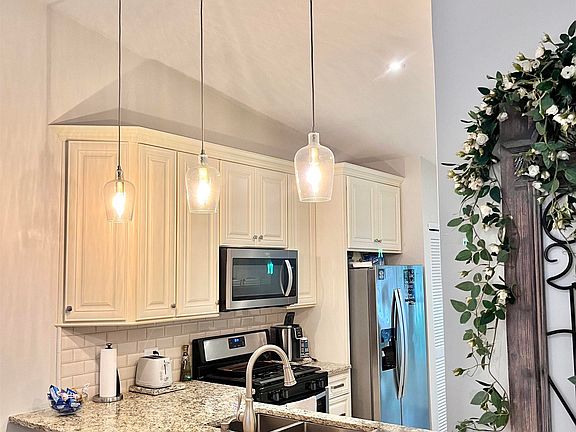 5th image of 18 Club Pl Unit 18