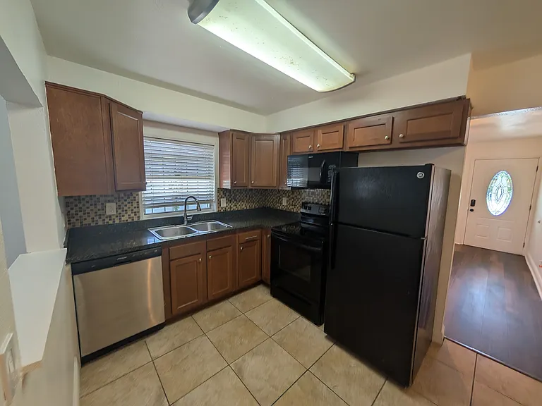 4223 W Laurel St — Photo 6