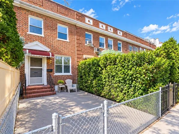 9326 Lafayette Walk image 1 of 16