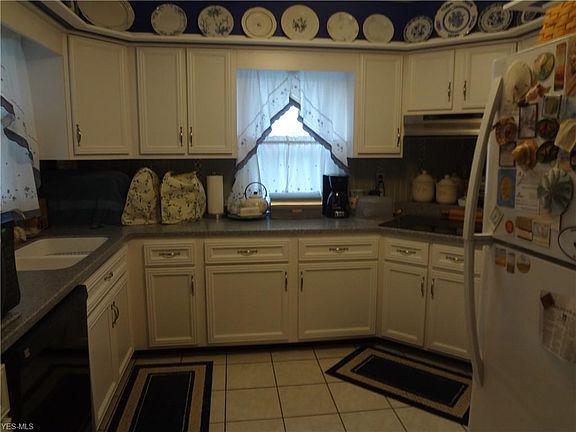 4th image of 1832 Beechwood St NE