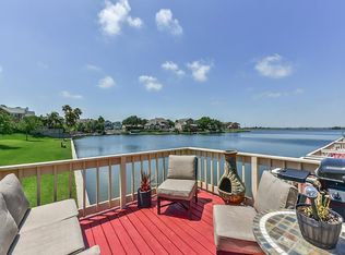 10129 Schaper Dr, Galveston, TX 77554