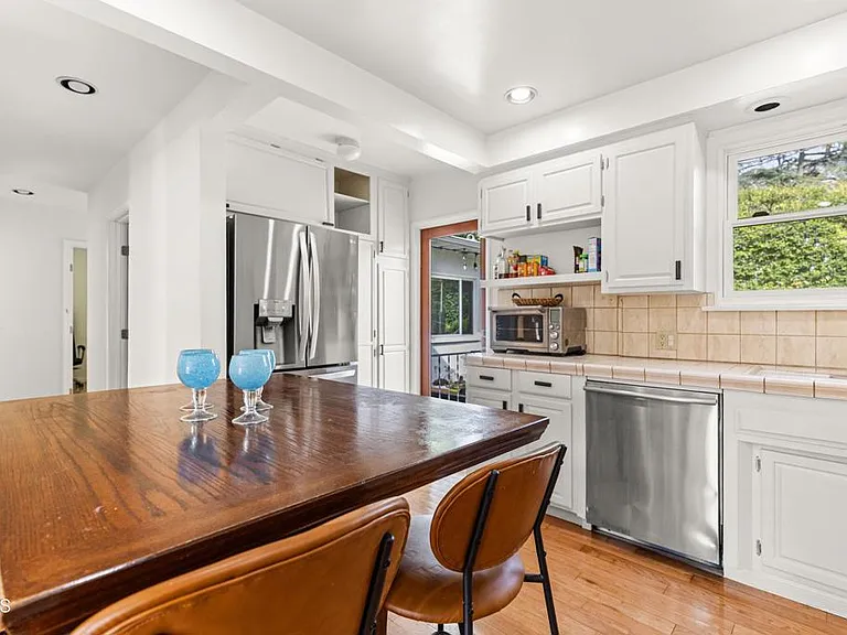 3323 Reta St — Photo 10