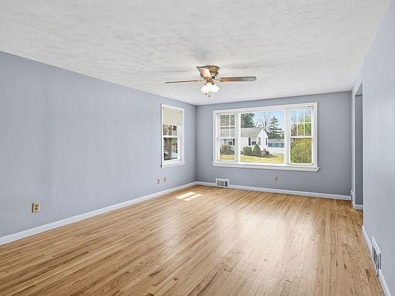 4th image of 33 Overhill Dr