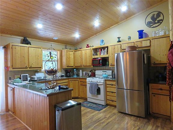 4th image of 180 Holly Dr