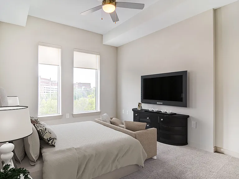 Venue Brookwood Apartments — Photo 10