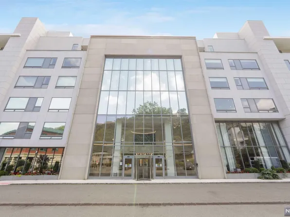 3 Somerset Ln Unit 303, Edgewater, NJ 07020