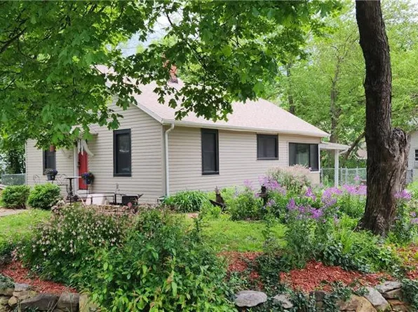 7 S 6th St, Louisburg, KS 66053