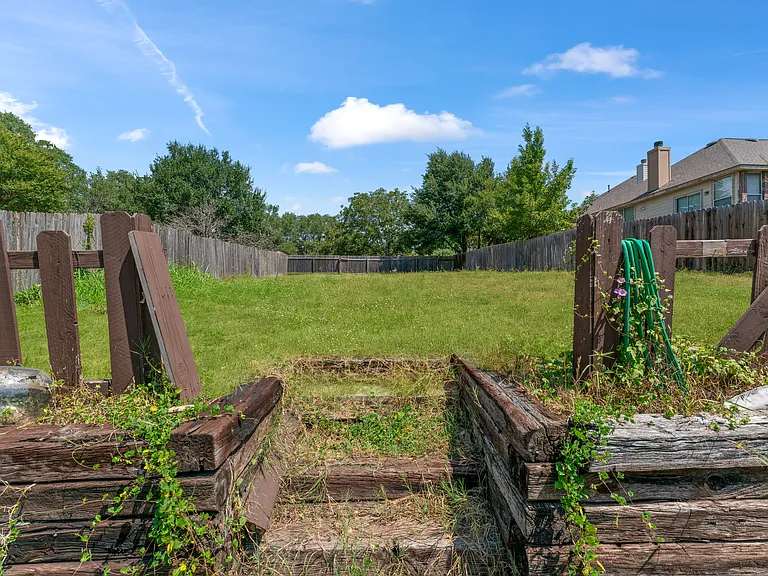 807 Midway Crst — Photo 29