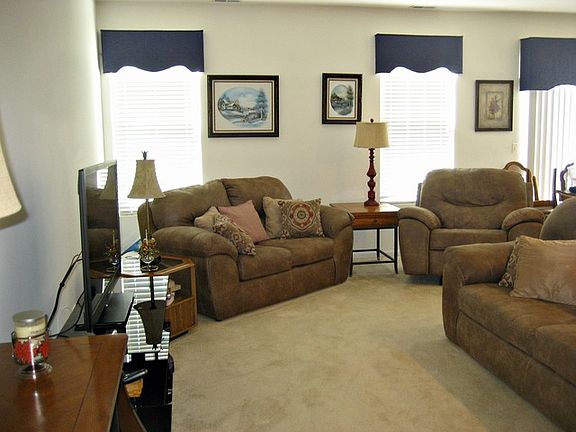 3rd image of 1727 Parkside Dr